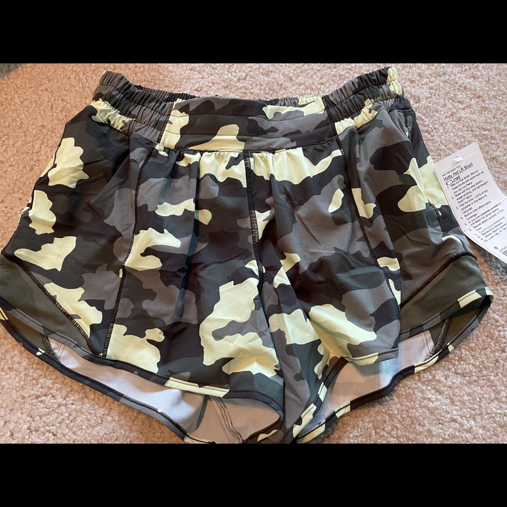 Lululemon Hotty Hot LR Short 4” *Lined sz 8 Tall